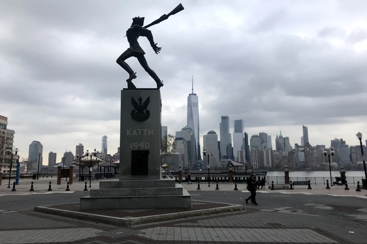 ​Przedstawiciele Polonii amerykańskiej planują wystąpić do sądu w Jersey City z wnioskiem o powstrzymanie planów burmistrza Stevena Fulopa. Zapowiedział on, bez konsultacji z polską diasporą, usunięcie Pomnika Katyńskiego z prestiżowej części miasta.