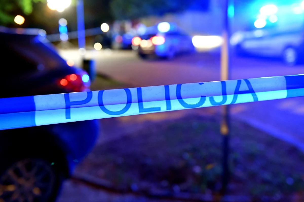 Dramatyczne wydarzenia w Szczecinie. Na rogu ulic Kąpieliskowej i Szczecińskiej, przy jeziorze Głębokim, 30-latek zaatakował nożem kobietę. Mimo reanimacji, nie udało się jej uratować. Napastnik został zatrzymany.