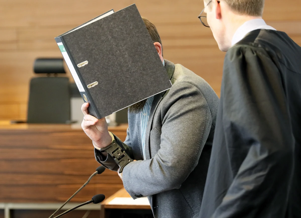 Przed sądem w niemieckim Fryburgu ruszył proces żołnierza Bundeswehry, oskarżonego o seksualne wykorzystywanie dziecka. Mężczyzna filmował gwałty, a wideo rozpowszechniał w internecie. Chłopca "sprzedawali" pedofilom rodzice. Sami aktywnie uczestniczyli w aktach przemocy.