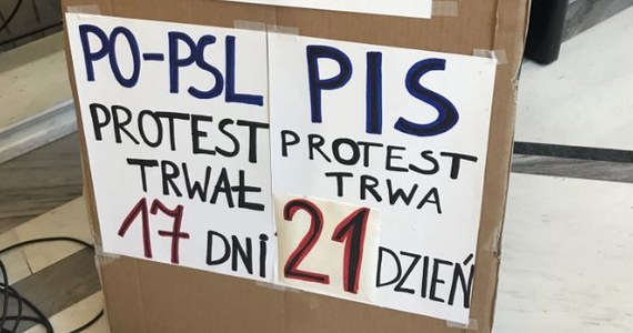 "Koniec rozmów za zamkniętymi drzwiami. Z naszej strony kolejnej pozycji kompromisu już nie będzie" - mówią o poranku protestujący w Sejmie opiekunowie i niepełnosprawni. Dziś mija 21 dni, od kiedy okupują sejmowe korytarze. 