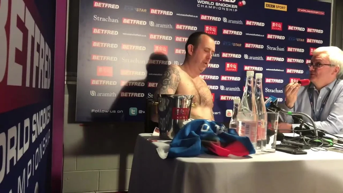 Snookerzysta Mark Williams to bardzo honorowy człowiek. Zapowiedział, że jeśli zdobędzie mistrzostwo świata, pojawi się na konferencji prasowej… kompletnie nago. 43-latek słowa dotrzymał i wśród dziennikarzy pojawił się owinięty ręcznikiem, który później zrzucił i usiadł na krześle kompletnie nagi.