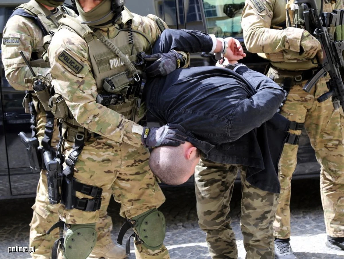 24-letniego Rosjanina narodowości czeczeńskiej - podejrzanego o dokonanie i usiłowanie dokonania zabójstwa w Niemczech - zatrzymali funkcjonariusze Komendy Głównej Policji z zespołu zajmującego się poszukiwaniem najgroźniejszych przestępców oraz policjanci komendy stołecznej policji. Jak dowiedział się reporter RMF FM, mężczyzna wpadł koło Pruszkowa na Mazowszu. 