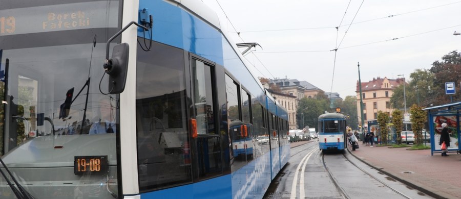 Krakowskie tramwaje jeżdżą od 7 maja według nowych rozkładów. Teraz składy pojawiają się na przystankach częściej, za to jeżdżą wolniej. Zmiany rozkładów wprowadzono, bo wcześniej tramwaje nie były w stanie dojechać na czas na kolejny przystanek. Nie chodziło jednak o korki, ale fatalny stan torowisk. 