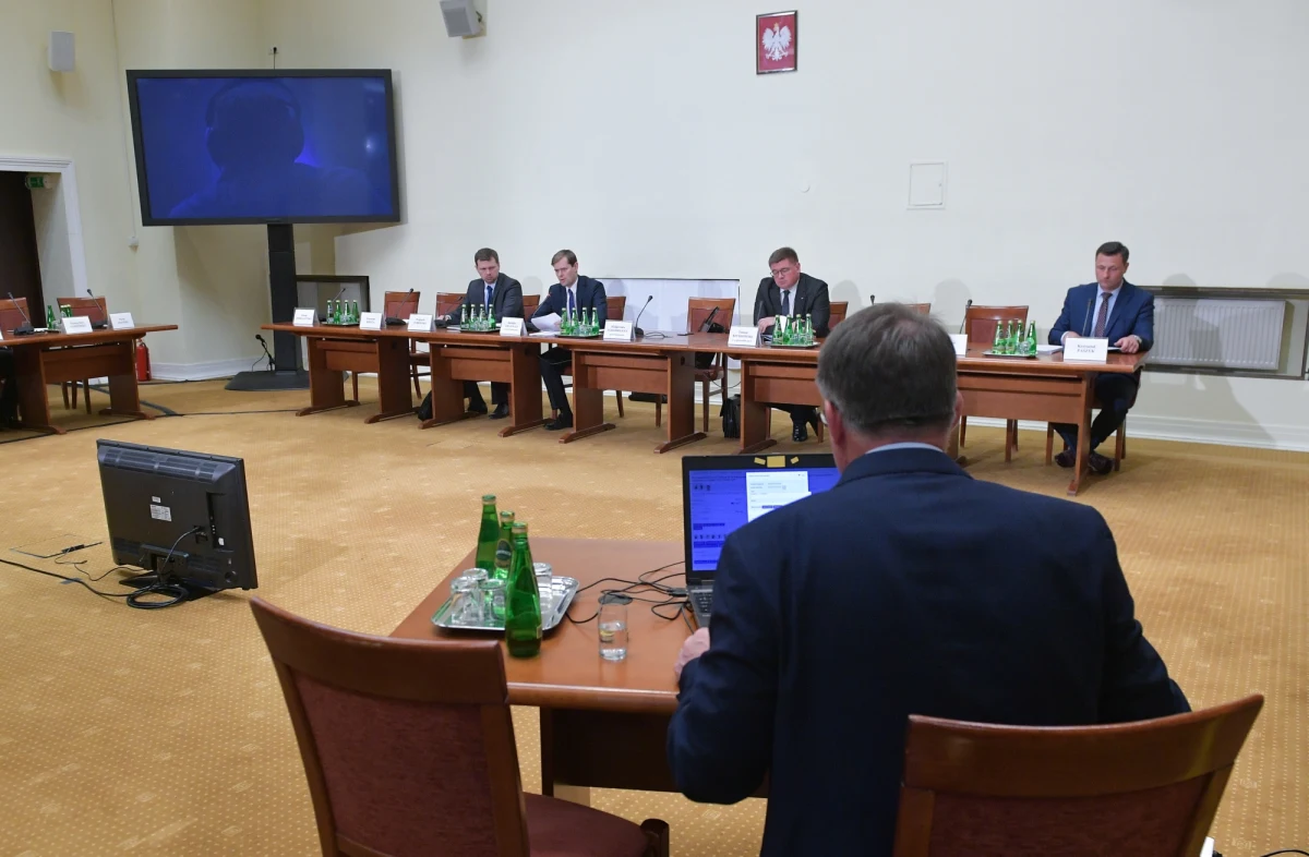 Decyzja o zaprzestaniu działań ws. Amber Gold zapadła poza ABW - zeznał we wtorek przed komisją śledczą ds. Amber Gold były funkcjonariusz ABW. Dodał, że decyzja o przerwaniu działań ABW była dla funkcjonariuszy "dużym zaskoczeniem".