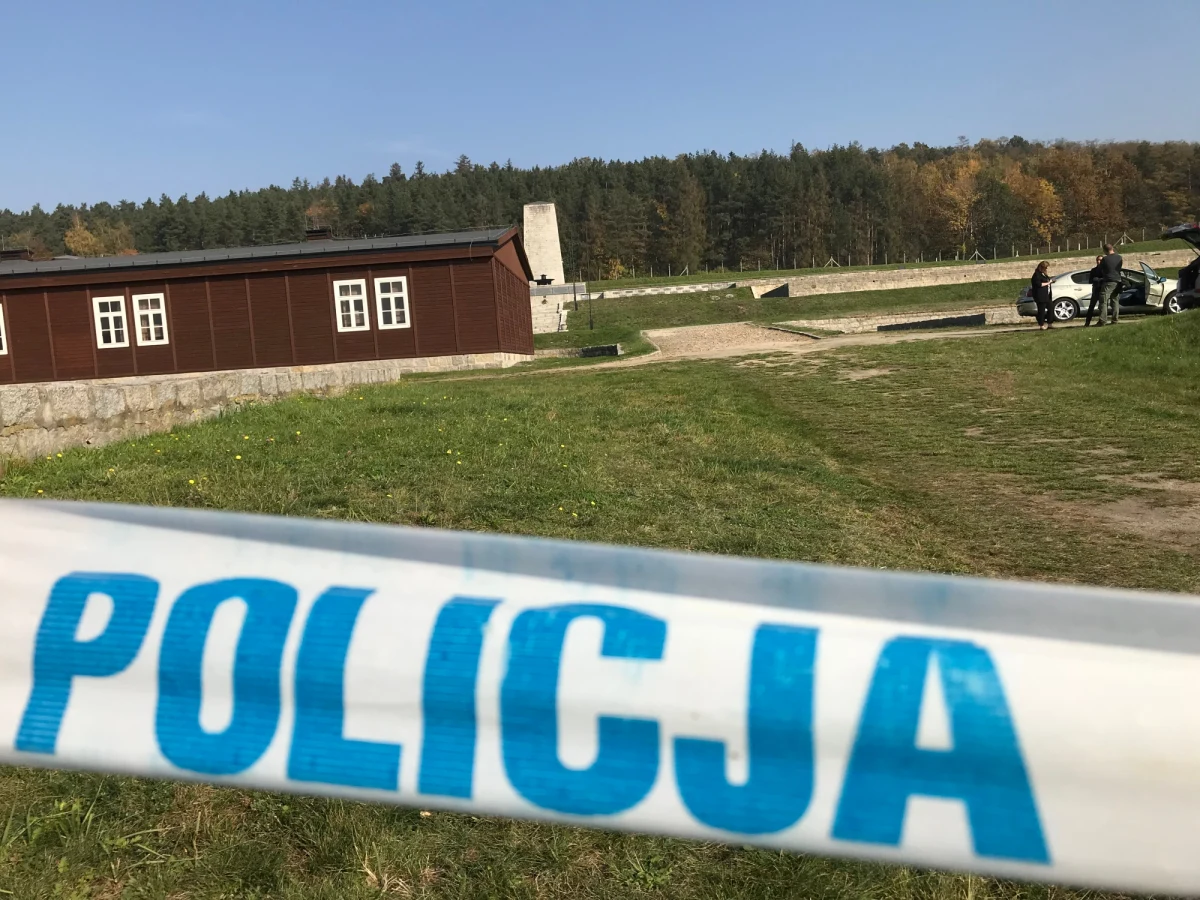 ​Szczątki 92 osób odnaleziono w rowie przeciwlotniczym na terenie byłego, niemieckiego obozu koncentracyjnego, a obecnie muzeum w Gross Rosen na Dolnym Śląsku. Poszukiwania śledczy i archeologowie Instytutu Pamięci Narodowej rozpoczęli jesienią ubiegłego roku po odnalezieniu relacji belgijskiego lekarza, byłego więźnia obozu z czasów II wojny światowej. Wskazał on miejsce, w którym przed ewakuacją obozu pod koniec wojny mieli być zakopani więźniowie niezdolni do transportu. W kwietniu przeprowadzono drugi etap prac, który właśnie został podsumowany.