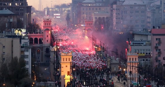 Część haseł, symboli i okrzyków wznoszonych podczas zeszłorocznego Marszu Niepodległości w Warszawie "jednoznacznie wskazuje na związek z zakazanymi ideologiami, bądź nawołuje do różnic narodowościowych, rasowych i wyznaniowych". Jak dowiedział się reporter RMF FM, takie są wnioski opinii biegłego, który na polecenie prokuratury przeanalizował materiał dowodowy. 