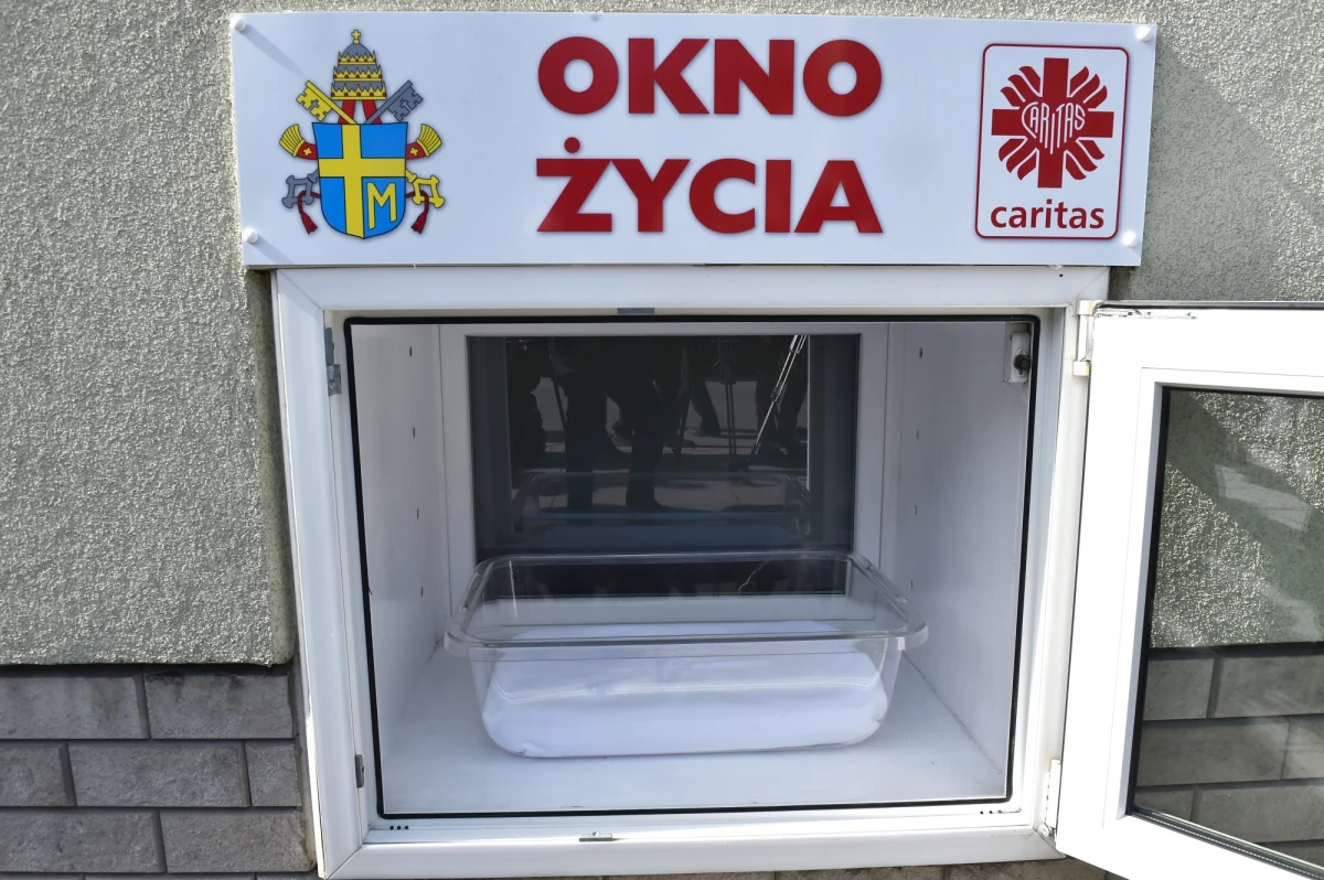 "Ma na imię Kubuś, urodził się 5 maja, jest zdrowy i ma wszystkie szczepienia" - kartkę z takimi informacjami znalazły siostry zakonne przy dziecku zostawionym w warszawskim "oknie życia". 