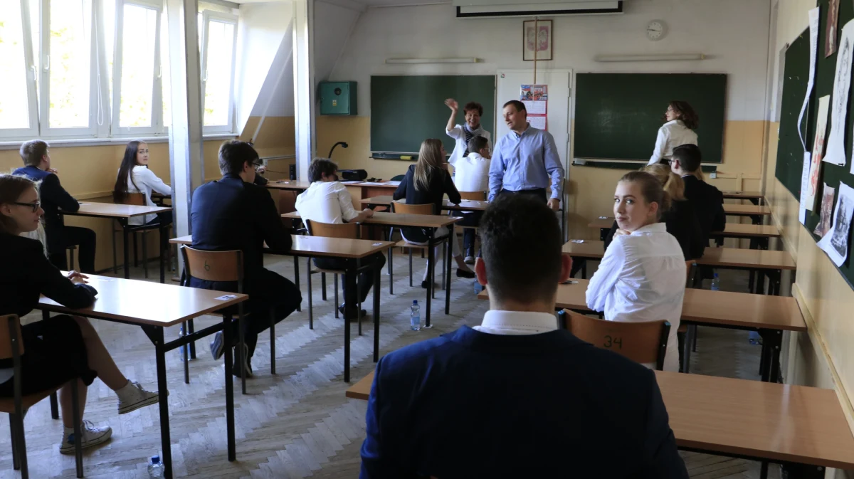 Matura z języka angielskiego na poziomie rozszerzonym zakończona. Egzamin rozpoczął się o godz. 14.00 i trwał 150 minut. Poniżej publikujemy arkusz CKE - język angielski na poziomie rozszerzonym - wraz z transkrypcją i odpowiedziami zaproponowanymi przez eksperta portalu Interia.pl.