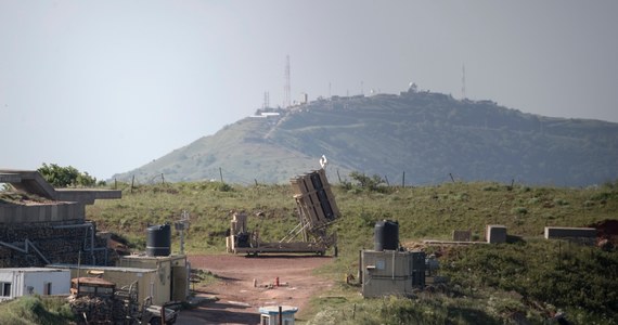 Izrael zlecił lokalnym władzom na okupowanych przez Izraelczyków Wzgórzach Golan, by "otworzyły i przygotowały schrony (przeciwlotnicze)" w obliczu "nieregularnej działalności sił irańskich w Syrii". Informujący o tym wojskowy komunikat dodaje, że rozmieszczono systemy obronne, a izraelska armia jest w stanie gotowości do odparcia ewentualnego ataku.