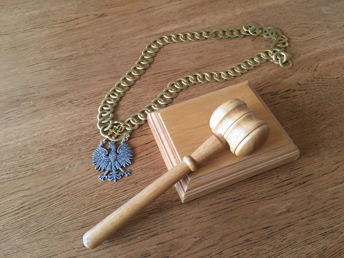 Nowelizacje ustaw o ustroju sądów, Sądzie Najwyższym, Krajowej Radzie Sądownictwa oraz odnoszącą się do publikacji trzech "rozstrzygnięć" Trybunału Konstytucyjnego opublikowano w Dzienniku Ustaw. Prezydent podpisał te zmiany 2 maja.