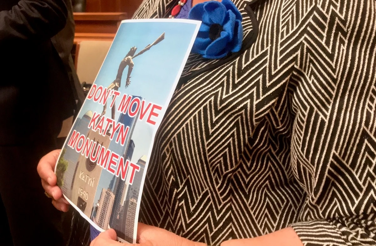 Nowojorski adwokat i działacz polonijny Sławomir Platta oświadczył, że do sądu trafił pozew dotyczący Pomnika Katyńskiego w Jersey City. Polonia nie chce, by do skutku doszły plany usunięcia monumentu z placu Exchange Place.