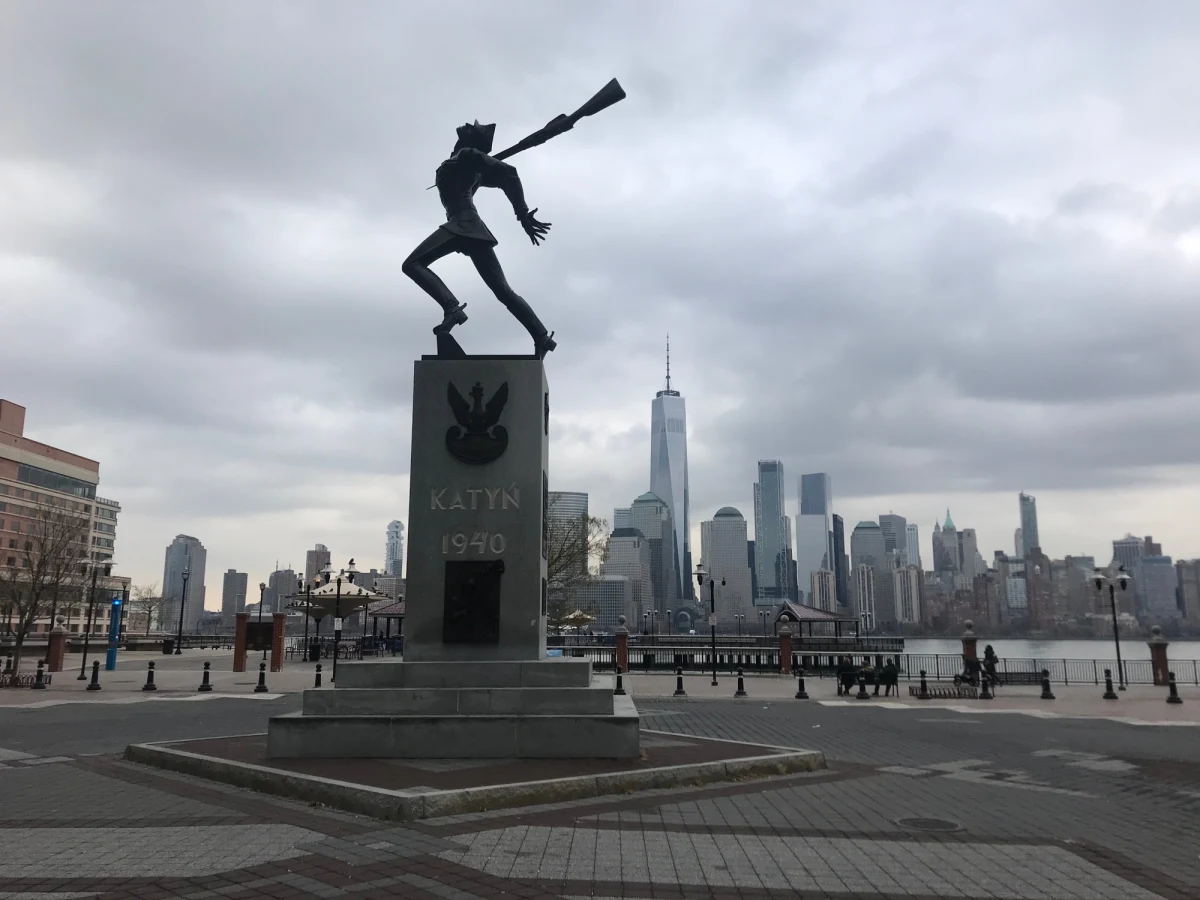 O losach Pomnika Katyńskiego w Jersey City zadecydują dwa amerykańskie sądy. We wtorek trafiły do nich oddzielne pozwy Polonii o tymczasowe zablokowanie zamiarów burmistrza Jersey City Stevena Fulopa, pragnącego przenieść monument w inne miejsce. Polaków popiera kilku członków Rady Miejskiej.
