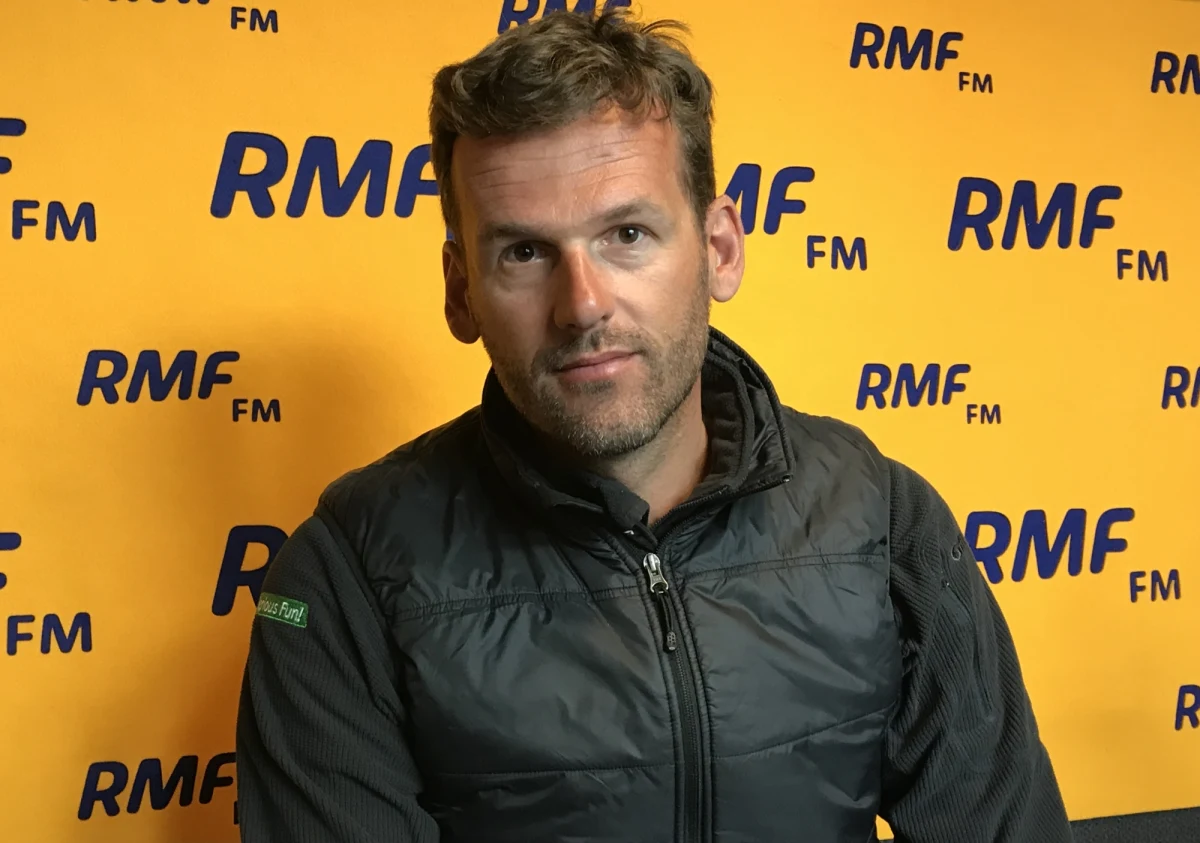 "Cała ta sytuacja jest dla mnie jak zły sen. Nie zrealizuję już projektu ‘Polska100’, nie popłynę dookoła świata z polską załogą, by uczcić setną rocznicę odzyskania przez Polskę niepodległości. To wszystko się dla mnie skończyło - taką informację otrzymałem od naszego partnera strategicznego: Polskiej Fundacji Narodowej" - mówił w Porannej rozmowie w RMF FM Mateusz Kusznierewicz, żeglarz, olimpijczyk i organizator rejsu "Polska100": wartego 3 miliony złotych rocznie projektu, który miał uczcić 100-lecie odzyskania przez Polskę niepodległości. Żeglarz odniósł się również do słów wiceszefa PFN Macieja Świrskiego o tym, że rejs się odbędzie, ale bez Kusznierewicza. "Bardzo przykra informacja. Ja niestety dowiedziałem się o niej z mediów" - powiedział. Pytany przez Roberta Mazurka, czy odda pieniądze, których zwrotu żąda PFN, odparł: "Potrzebuję spotkania z Polską Fundacją Narodową, żeby te rzeczy wyjaśnić (…). Jeżeli wyjaśnimy - jestem gotowy to zrobić. Chciałbym także powiedzieć, że gdybyśmy nie dostali tych środków z Polskiej Fundacji Narodowej i źle by się to wszystko zakończyło, to podjąłem decyzję, że sam - nie wiem kiedy, po prostu, jak wyjdę z tego wszystkiego - będę przeznaczał jakąś część swoich przychodów, żeby spłacić wynagrodzenia załogi i wszystkich podwykonawców. Ja biorę odpowiedzialność i jestem człowiekiem honorowym". Kusznierewicz odniósł się także do doniesień o tym, że pieniądze, które dostał z PFN, wydał na wynagrodzenia dla siebie i swojego wspólnika, podczas gdy żeglarze nic z tych środków nie dostali. "Oczywiście, że to jest nieprawda. (…) Każdy z członków załogi otrzymywał wynagrodzenie" - podkreślił. Zaprzeczył również doniesieniom, że jego wynagrodzenie sięgało 40 tysięcy złotych. "To nie jest prawda" - stwierdził krótko.