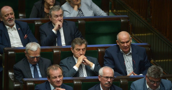 Poranek w Sejmie bez niespodzianek: w głosowaniach odrzucone zostały wnioski opozycji o wotum nieufności wobec ministra kultury Piotra Glińskiego oraz o odwołanie marszałka Sejmu Marka Kuchcińskiego.