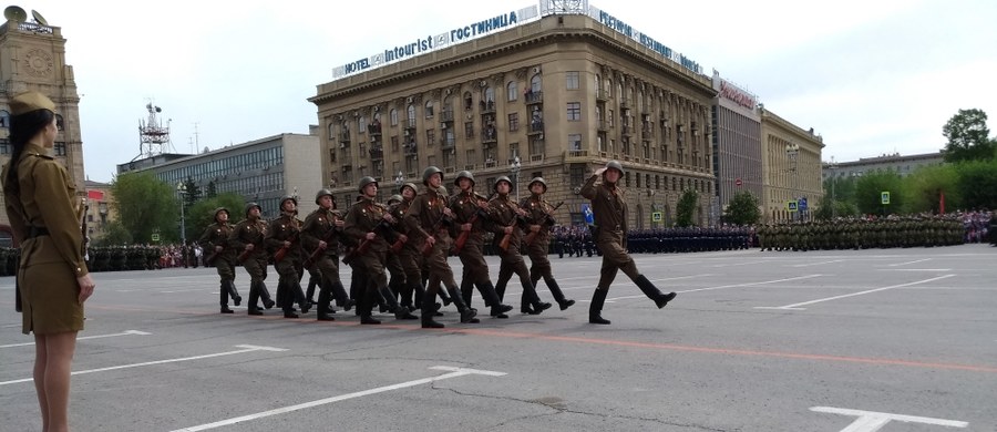 Rosjanie świętują 9 maja zwycięstwo nad nazistowskimi Niemcami. Jeszcze w nocy ludzie gromadzili się przy pomniku "Matka ojczyzna wzywa" w Wołgogradzie, by oddać hołd poległym. Pogrzebano tam blisko 400 tysięcy żołnierzy. W środę rano na Placu Czerwonym w Moskwie rozpoczęła się defilada wojskowa. Bierze w niej udział ponad 13 tysięcy żołnierzy i oficerów.