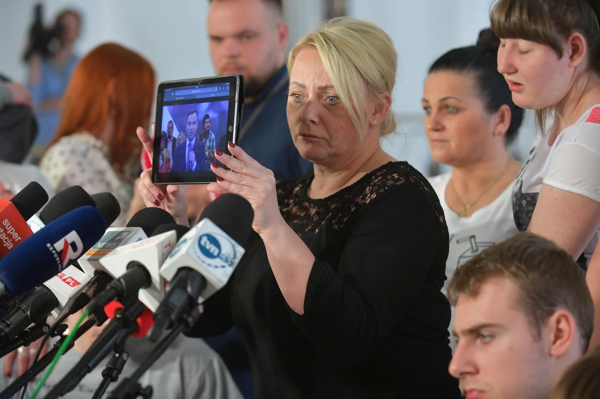 "Traktują dzieci jak żywe tarcze", " Znalazłabym paragraf na tych rodziców" - w takich słowach członkowie Prawa i Sprawiedliwości i partii Porozumienie komentowali postawę protestujących w Sejmie opiekunów osób niepełnosprawnych. "To hańba posłów Prawa i Sprawiedliwości. Znalazło się trzech odważnych posłów, którzy krytykują osoby niepełnosprawne i ich rodziców" - odpowiedzieli na stawiane im zarzuty rodzice niepełnosprawnych.