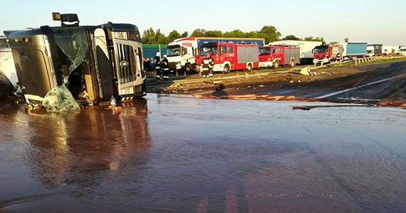 12 ton czekolady wylało się na autostradę A2 między Wrześnią a Słupcą w Wielkopolsce po wypadku ciężarówki. Niegroźnie poszkodowany został kierowca cysterny. Po godz. 21 udało się odblokować po jednym pasie w obu kierunkach.