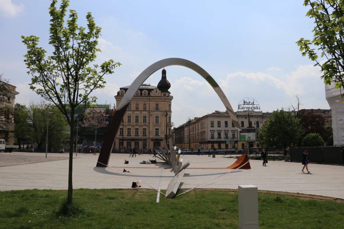Przechodząc w pobliżu nie odsłoniętego jeszcze pomnika generała Ryszarda Kuklińskiego na krakowskim placu Jana Nowaka-Jeziorańskiego już z daleka zobaczyłem sporą grupę dzieci w wieku około 10 lat, które pilnie słuchały, co do nich mówi opiekunka. Stanąłem obok niej i z ogromną radością stwierdziłem, że opowiada im ona w prosty, stosowny do ich wieku sposób, kim był bohater, którego uczczono tak ogromnym monumentem w centrum Krakowa. Potem było jeszcze kilka zbiorowych zdjęć i gromadka poszła dalej, a ja serdecznie podziękowałem młodej wychowawczyni.