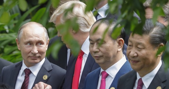 Władimir Putin po raz pierwszy od pięciu lat nie został uznany przez magazyn "Forbes" za najbardziej wpływowego człowieka świata. Rosyjski przywódca ustąpił miejsca prezydentowi Chin Xi Jinpingowi. "Degradacja" dotknęła również prezydenta USA Donalda Trumpa, który został przesunięty z drugiej na trzecią pozycję.