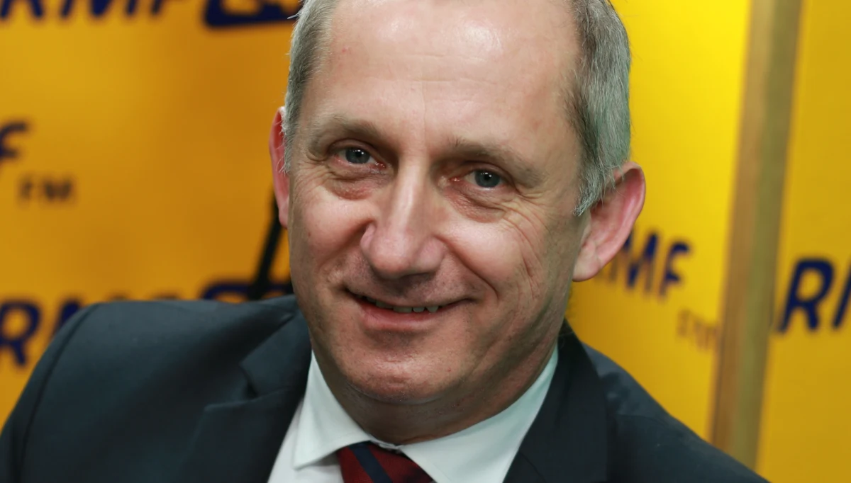 "Będziemy domagać się, by w ramach prac komisji śledczej ds. VAT sprawdzano także lata 2016-17, kiedy ministrem finansów był Mateusz Morawiecki i kiedy luka w VAT sięgnęła prawie 40 miliardów w jednym roku i prawie 30 miliardów w roku drugim" - mówił w Porannej rozmowie w RMF FM szef klubu parlamentarnego Platformy Obywatelskiej Sławomir Neumann. Pytany przez Roberta Mazurka, kto będzie reprezentował jego partię w komisji, odparł: "Decyzja będzie w piątek. (…) Mamy przynajmniej dwie, trzy propozycje, musimy je jeszcze przemyśleć". W dalszej części rozmowy Sławomir Neumann odniósł się do odejścia z Nowoczesnej Joanny Schmidt i Joanny Scheuring-Wielgus. "Rozmawiałem wczoraj z Joanną Schmidt. Mamy od pań deklarację, że absolutnie nie będą działać przeciwko Koalicji Obywatelskiej, czyli koalicji Platformy i Nowoczesnej w wyborach samorządowych - będą wspierać naszych kandydatów. Ale z tego, co zapowiedziały, mają pomysł na nowy projekt polityczny" - powiedział i przyznał, że "najprawdopodobniej" będzie to projekt stworzony wspólnie z Ryszardem Petru. W wątku dotyczącym jesiennych wyborów samorządowych polityk PO odniósł się do sytuacji w Krakowie. "Czekamy na decyzję Jacka Majchrowskiego. Jeżeli zdecyduje się kandydować, to pewnie będzie miał poparcie nie tylko Platformy, ale bardzo szerokie. A jeżeli postanowi nie kandydować, to naszym obowiązkiem jest szukanie wspólnie najlepszego kandydata dla Krakowa" - stwierdził. Dopytywany, czy dobrym kandydatem byłby Władysław Kosiniak-Kamysz, Sławomir Neumann odparł: "Bardzo interesujący kandydat, który na pewno (…) uzyskałby wielkie wsparcie, także w Platformie".