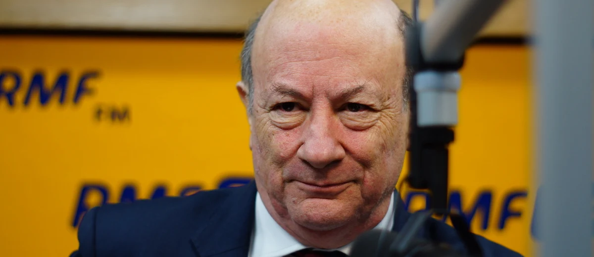 Oczywiście - tak w Popołudniowej rozmowie w RMF FM Jacek Rostowski odpowiada na pytanie Marcina Zaborskiego, czy stawi się przed komisją śledczą ws. VAT. Myślę, że damy sobie bardzo dobrze radę - ocenia były wicepremier. Jak twierdzi, kolejność wezwań jest dla niego obojętna. "Jestem gotowy" - deklaruje. I twierdzi, że nie usłyszy żadnych prokuratorskich zarzutów w związku z tą sprawą. "Całą rzecz z VAT-em uruchomiło zniesienie 30-proc. automatycznej sankcji od błędów VAT-owskich" - mówi Rostowski. Przyznaje, że sankcję zniósł rząd PO. "Ale ustawa była przygotowana przez rząd PiS, Zytę Gilowską. Myśmy tę ustawę odziedziczyli i wspólnie z PiS-em uchwaliliśmy. Z dzisiejszej perspektywy był to błąd" - twierdzi były wicepremier. "Nie mieliśmy na biurku luki VAT-owskiej" - dodaje. "Kłamstwo VAT-owskie PiS polega na tym, że Mateusz Morawiecki mówi, że oni na skutek uszczelnienia uzyskali 30 mld zł w ub. roku, a Komisja Europejska mówi, że to 7-9 mld" - zauważa gość Marcina Zaborskiego. "Kłamstwo polega na tym, że za PiS mamy dużo importu, daje to dużo VAT-u, mamy mało inwestycji, a inwestycje powodują zwrot VAT-u. A PiS od 2 lat chodzi i utożsamia wzrost dochodów po pierwsze z luką, po drugie z uszczelnieniem" -komentuje Rostowski. 