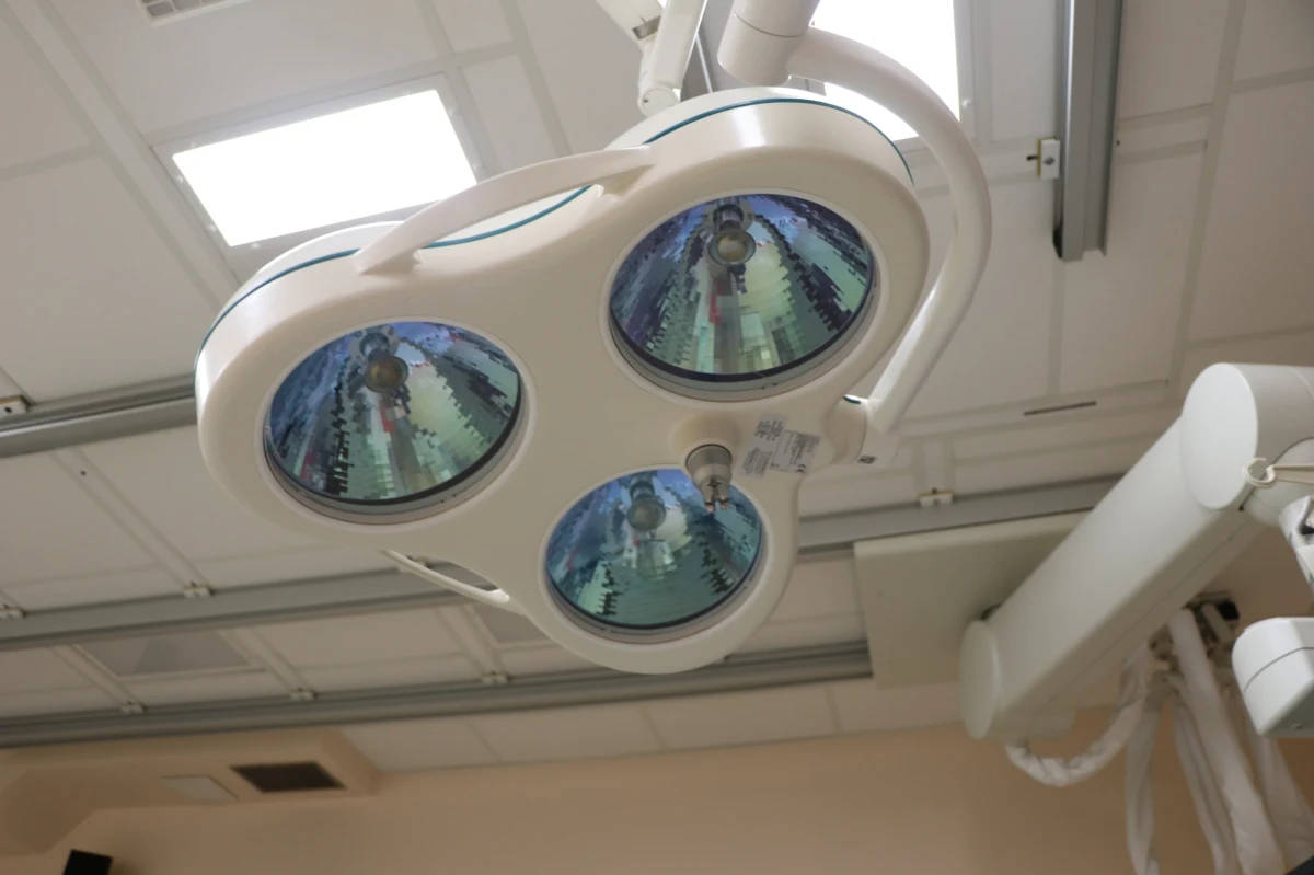 53 dzieci i czworo nauczycieli trafiło do szpitali po zatruciu nieznaną substancją, do którego doszło podczas apelu szkolnego z okazji Dnia Pamięci i Pojednania w Czerkasach w centralnej Ukrainie - poinformowała Służba ds. Sytuacji Nadzwyczajnych tego kraju.