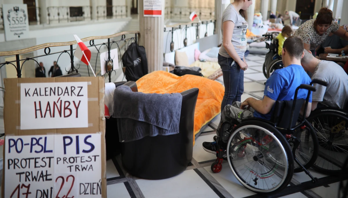 Zrobiliśmy wszystko, by spełnić oczekiwania protestujących w Sejmie. Idziemy z dobrymi intencjami, jesteśmy otwarci. Nam wszystkim ten kompromis jest potrzebny - powiedziała PAP minister rodziny, pracy i polityki społecznej Elżbieta Rafalska. 