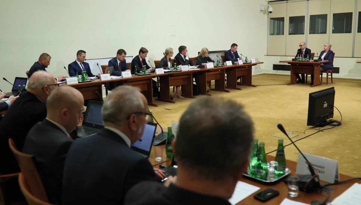 Decyzja o zakończeniu pracy grupy zajmującej się sprawą Amber Gold została podjęta przez zastępcę szefa ABW Dariusza Łuczaka - powiedział przed komisją ds. Amber Gold były funkcjonariusz ABW, oznaczony jako świadek nr 18.