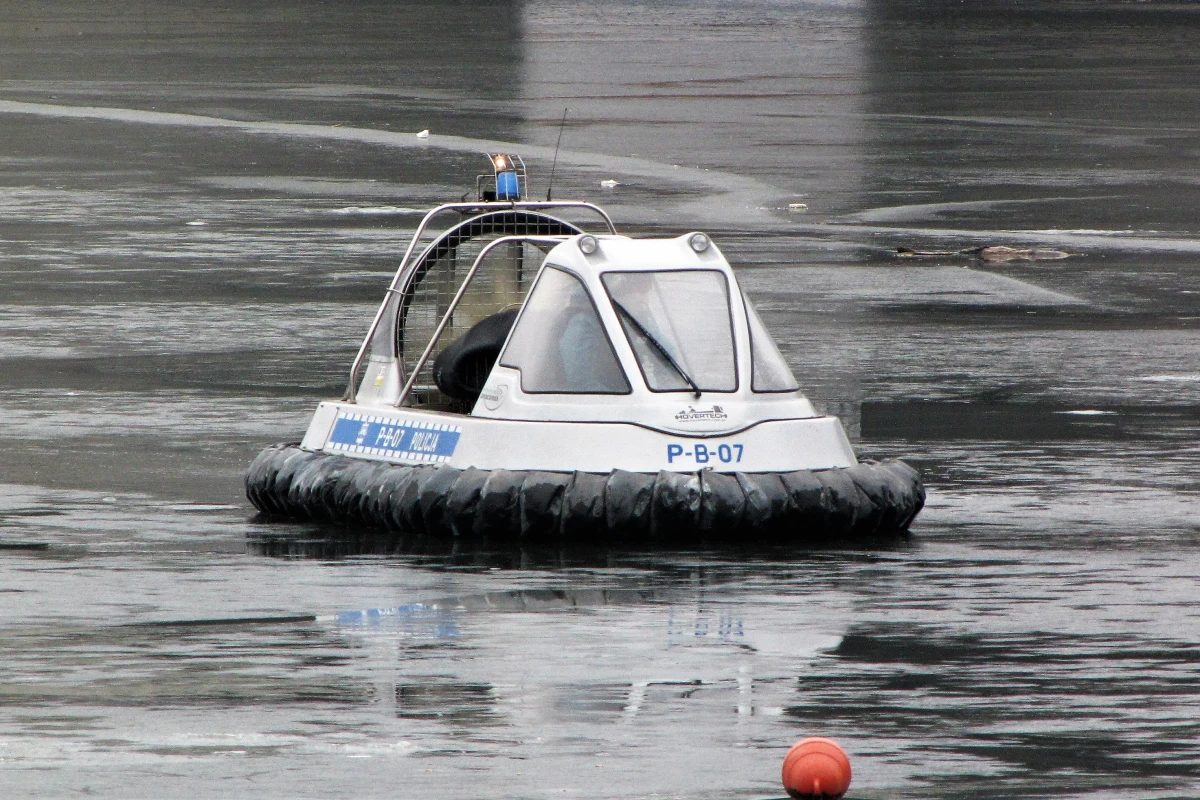 ​Podlaska policja potwierdziła odnalezienie ciała mężczyzny, poszukiwanego od sobotniego wieczoru po tym, jak w Łomży skoczył do Narwi, by ratować innego, który skoczył z mostu.