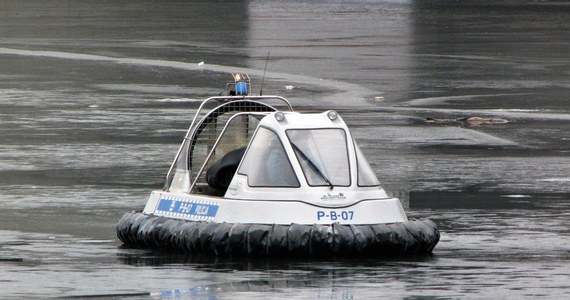 ​Podlaska policja potwierdziła odnalezienie ciała mężczyzny, poszukiwanego od sobotniego wieczoru po tym, jak w Łomży skoczył do Narwi, by ratować innego, który skoczył z mostu.