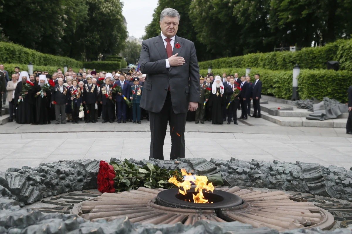 ​W Dniu Zwycięstwa nad hitlerowskimi Niemcami prezydent Ukrainy Petro Poroszenko ostrzegł przed "maniakami" gotowymi do wywołania nowej wojny i przypomniał, że w pierwszym okresie II wojny światowej ZSRR był sojusznikiem hitlerowskich Niemiec.