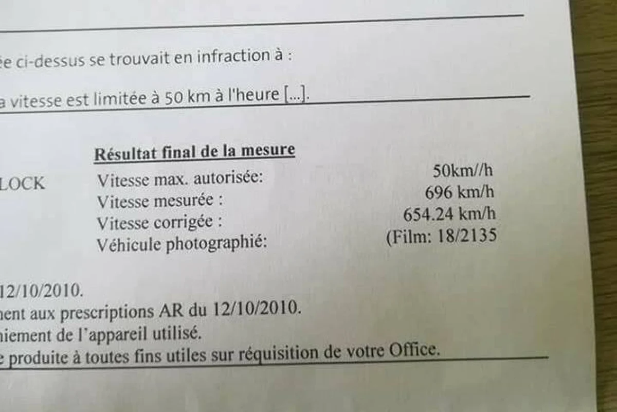 Kierowca z Belgii dostał mandat, z którego wynikało, że w terenie zabudowanym swoim oplem astrą jechał z kosmiczną prędkością, sięgającą 696 km/h. Za szybką jazdę miał zapłacić niemal 6600 euro. Mężczyzna zgłosił się z dokumentem na policję, która stwierdziła, że to wynik awarii.