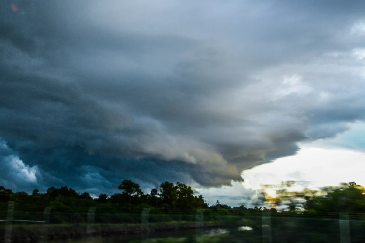 Silne burze z gradem na Śląsku. W Gliwicach spadające z nieba lodowe kulki miały wielkość ziaren grochu. Burza następnie przeniosła się w rejon Bielska-Białej. 
