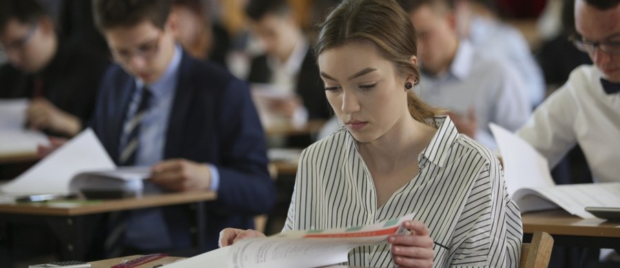 Absolwenci szkół ponadgimnazjalnych kontynuują maturalny maraton. Dziś zmierzą się z zadaniami z biologii i historii sztuki, zarówno na poziomie podstawowym, jak i rozszerzonym. Początek egzaminu z biologii już o godzinie 9:00, a z historii sztuki punktualnie o 14:00. Trzymamy kciuki!