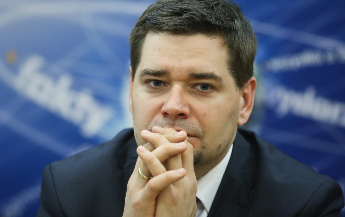 Były wiceminister sprawiedliwości Michał Królikowski został dowieziony do Białegostoku. Noc spędził w budynku komendy miejskiej przy ul. Bema. Prokuratura Regionalna w Białymstoku pracę rozpoczyna o 7:45, ale jak się dowiedział nasz reporter Piotr Bułakowski, prof. Królikowski trafi tam prawdopodobnie po godzinie 10:00. Wtedy ma usłyszeć zarzuty w ramach śledztwa dotyczącego wyłudzeń podatku VAT w obrocie paliwami. Był pełnomocnikiem jednego z głównych podejrzanych w tej aferze.