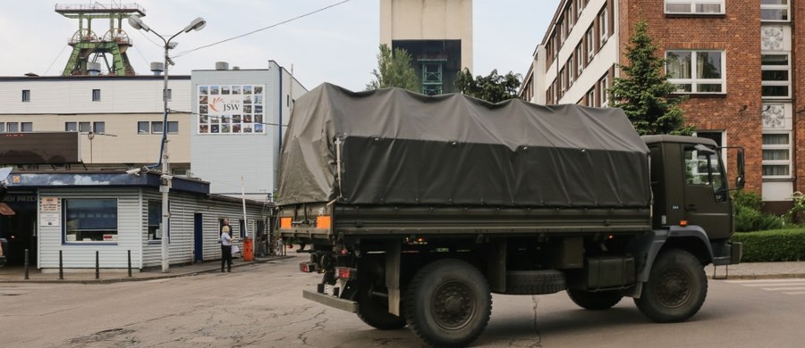 Ratownicy spenetrowali dwa miejsca wskazane przez psa szkolonego do poszukiwania ludzi - jak dotąd nikogo nie znaleziono. Ponadto prawdopodobnie nie udało się precyzyjnie wywiercić otworu nad miejscem, w którym mogą znajdować się górnicy. Pompowanie wody z podziemnego rozlewiska w kopalni może potrwać jeszcze kilkanaście godzin, a użycie sprzętu Marynarki Wojennej jest na razie niemożliwe - to informacje, jakie docierają w czwartkowe popołudnie z kopalni Zofiówka w Jastrzębiu-Zdroju. Czwartek jest szóstym dniem poszukiwań górników zaginionych po sobotnim wstrząsie w kopalni.