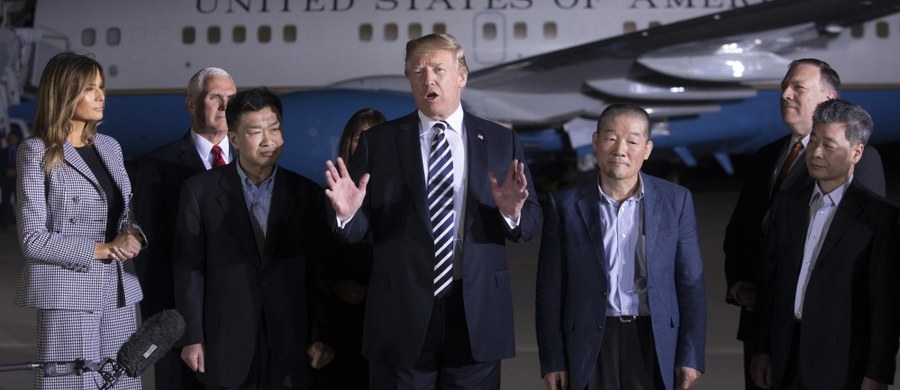 Kim Hak-Song, Tony Kim i Kim Dong-chul są już Waszyngtonie. W bazie Andrews wylądował samolot Departament Stanu USA, na pokładzie którego do kraju wrócili trzej Amerykanie, uwolnieni z więzienia w Korei Północnej. O zwolnieniu z więzienia trzech obywateli Stanów Zjednoczonych poinformował kilka godzin temu na Twitterze prezydent Donald Trump. Jak zauważa BBC, fakt ten jest postrzegany jako gest dobrej woli przed historycznym szczytem USA - Korea Północna. Termin i miejsce tego spotkania mają zostać ogłoszone w ciągu trzech dni.
