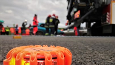 Zderzenie samochodu z autobusem w Warszawie. 5 osób rannych