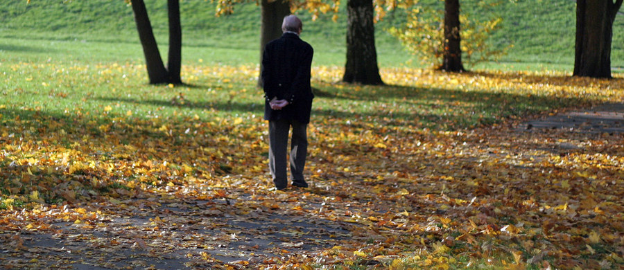 2 tysiące złotych zasiłku ma jeszcze w tym roku trafić do szczecińskich rodzin, opiekujących się chorymi na Alzheimera seniorami. To wsparcie dla tych, którzy samodzielnie zajmują się cierpiącymi na demencję bliskimi. 