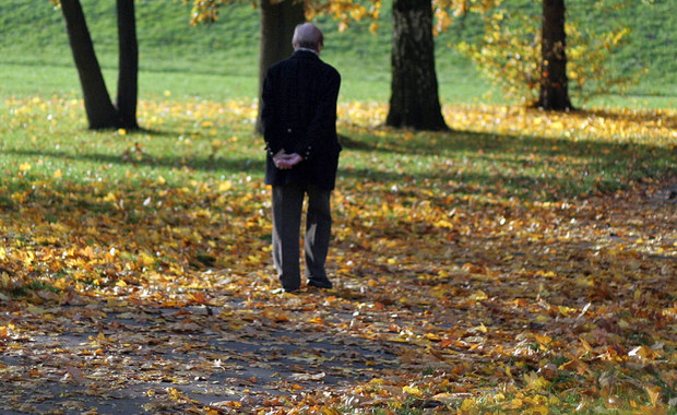 2 tysiące złotych zasiłku ma jeszcze w tym roku trafić do szczecińskich rodzin, opiekujących się chorymi na Alzheimera seniorami. To wsparcie dla tych, którzy samodzielnie zajmują się cierpiącymi na demencję bliskimi. 