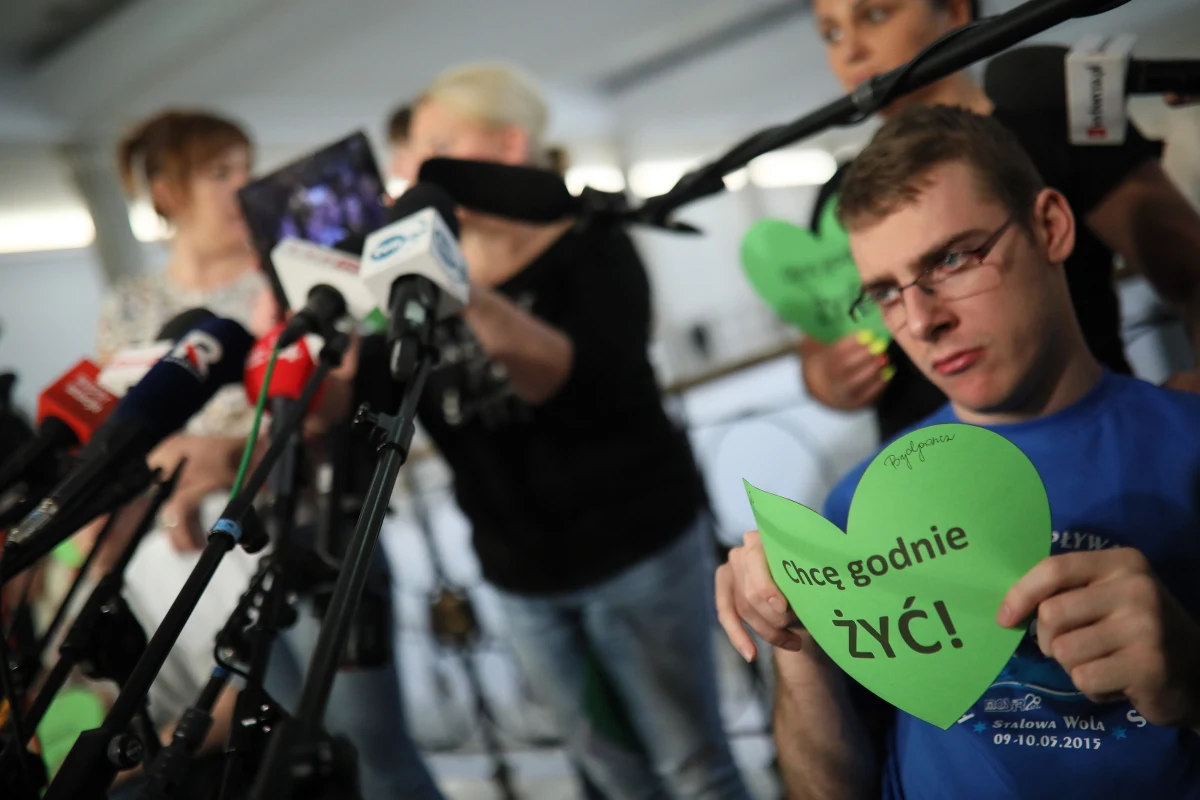 Kancelaria Sejmu wstrzymała wydawanie jednorazowych przepustek. To oznacza ograniczenie dostępu nie tylko dla dziennikarzy, wycieczek szkolnych, ale przede wszystkim ekspertów - którzy regularnie brali udział w posiedzeniach komisji sejmowych.