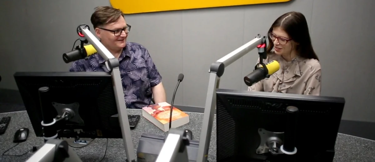 Smocza Jama, jak ochrzcili jaskinię ludzie, nie była teraz niczym więcej niż systemem kilku wapiennych komór. Nie istniał także wydrążony w skale Va’’vel, który służył niegdyś za pałac władcy Craculum. Gorgosław wzniósł za to zamczysko na szczycie pagórka, które we właściwej sobie zawiści nazwał ludzkim „Wawel”. Na przestrzeni setek lat rezydujący w Krakowie monarchowie zmienili okazały przybytek w fortecę, którą miasto pyszniło się obecnie jako znamienitą atrakcją. Mimo to Zempher Draregiss*rapthiss Rezz, Monarchini Drago*zoii i Królowa Krakowa, uparła się mieszkać nie tam, a w Smoczej Jamie. – Czytamy w debiutanckiej powieści dwudziestoletniej Marty Kurek pt. „Dragonus Cracovus. Biomagia. Szał Vandy”. 