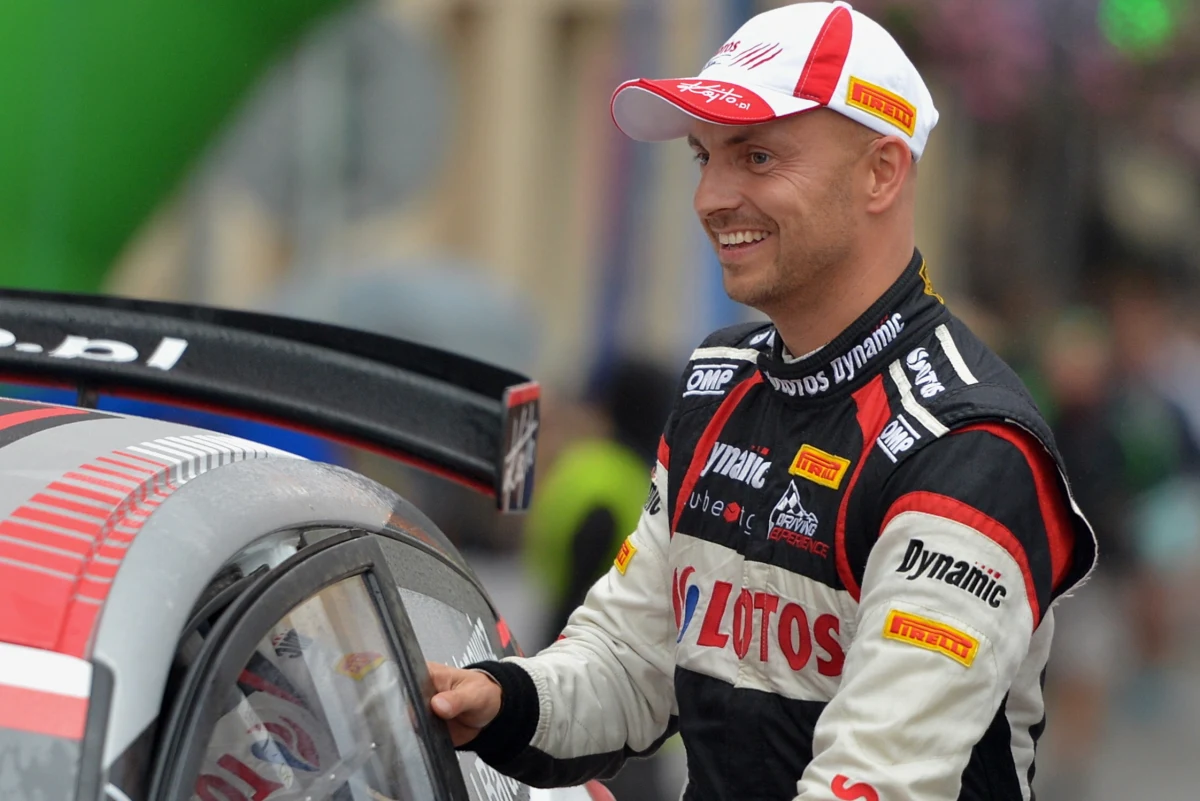 Trzykrotny mistrz Europy Kajetan Kajetanowicz przenosi się do cyklu mistrzostw świata. Zobaczymy go w rywalizacji WRC2. W tym sezonie "Kajto" pojedzie w co najmniej czterech rundach światowego czempionatu. Wystąpi także w warszawskiej Barbórce. Nam opowiedział o swoich oczekiwaniach związanych ze zmianą rajdowego cyklu.