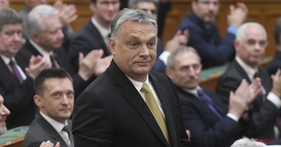​Węgierski parlament ponownie wybrał Viktora Orbana - lidera partii Fidesz - na premiera 134 głosami przeciwko 28. Agencja Associated Press odnotowuje, że niektóre partie opozycyjne zbojkotowały głosowanie. W wyborach z 8 kwietnia rządząca koalicja konserwatywnego Fideszu i znacznie od niego mniejszej Chrześcijańsko-Demokratycznej Partii Ludowej zdobyła 133 z łącznie 199 mandatów, co zapewnia jej niezbędną do nowelizowania konstytucji większość dwóch trzecich. 54-letni Orban został premierem po raz czwarty, a jego rozpoczęta właśnie kadencja jest trzecią z rzędu.