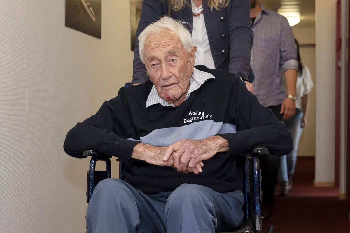 ​Australijski botanik i ekolog David Goodall w Szwajcarii poddał się eutanazji, której odmówiono mu w jego kraju. Naukowiec zmarł w wieku 104 lat w Bazylei - poinformowała fundacja Exit International. "Dzisiaj o godz. 12:30 profesor David Goodall w wieku 104 lat odszedł w spokoju w Bazylei w Szwajcarii na skutek wstrzyknięcia Nembutalu" (Pentobarbitalu) - napisał na Twitterze dr Philip Nitschke, który jest założycielem Exit International. Fundacja pomogła Goodallowi zorganizować jego ostatnią podróż.