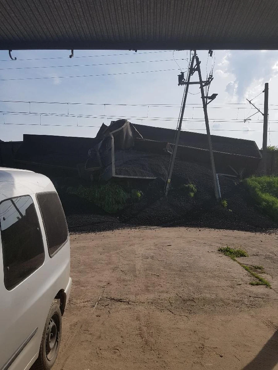 30 zatrzymanych wagonów i tony rozsypanego węgla. Tak wyglądają tory na trasie kolejowej między Poznaniem a Szczecinem na wysokości Wronek. Po szesnastej wykoleił się tam pociąg towarowy.  Na miejscu pracuje pięć zastępów straży pożarnej. Nikt nie ucierpiał. 