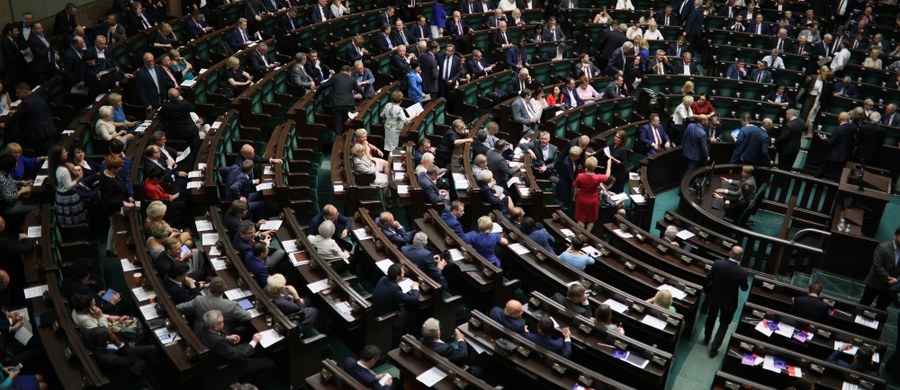 Sejm podczas czwartkowych głosowań uchwalił nowelizację ustawy o Sądzie Najwyższym, która zmienia przepisy dot. skargi nadzwyczajnej i mianowania asesorów. Przeciw byli wszyscy głosujący posłowie PO, Nowoczesnej, PSL i Kukiz'15. Za uchwaleniem ustawy głosowało 234 posłów, 200 było przeciw, 2 wstrzymało się od głosu. Wcześniej Sejm nie zgodził się na odrzucenie ustawy, czego domagali się politycy opozycji: PO, PSL i Nowoczesnej.