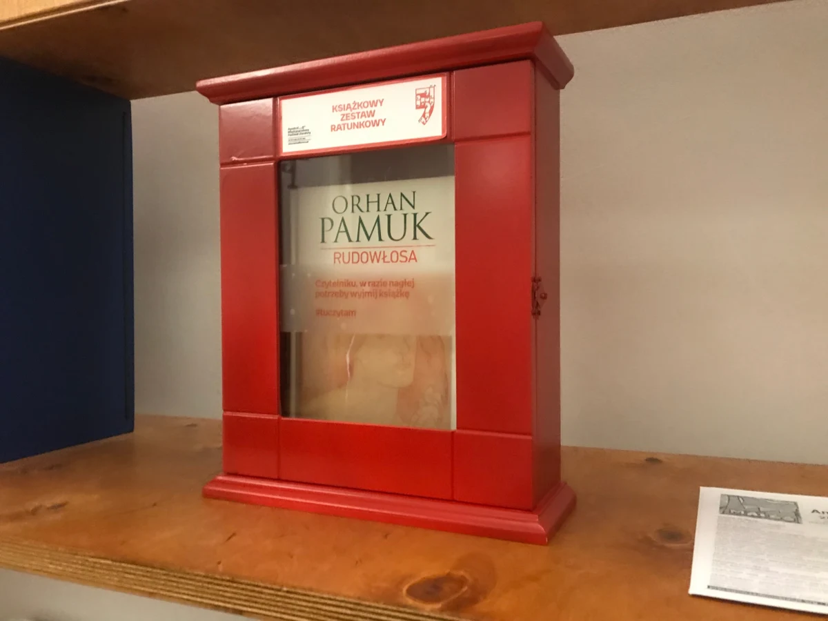 Książkowe Zestawy Ratunkowe pojawiły się w dwudziestu punktach Warszawy. W parkach, kawiarniach i bibliotekach stanęły czerwone skrzynki, z których wyjąć można książki. I zabrać je ze sobą. To zapowiedź rozpoczynającego się w przyszłym tygodniu w stolicy Międzynarodowego Festiwalu Literatury. 