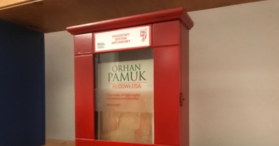 Książkowe Zestawy Ratunkowe pojawiły się w dwudziestu punktach Warszawy. W parkach, kawiarniach i bibliotekach stanęły czerwone skrzynki, z których wyjąć można książki. I zabrać je ze sobą. To zapowiedź rozpoczynającego się w przyszłym tygodniu w stolicy Międzynarodowego Festiwalu Literatury. 