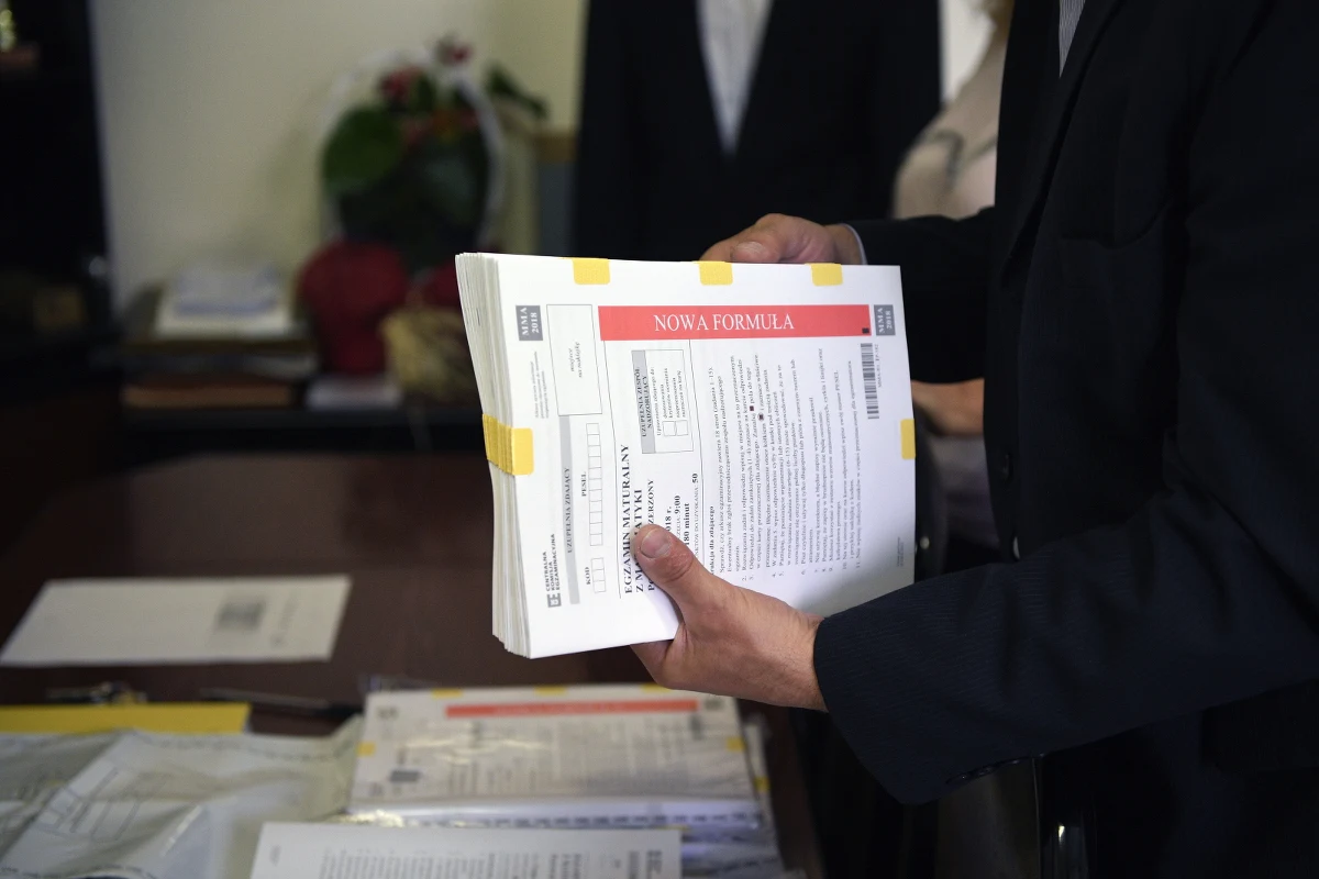 Maturalny maraton trwa. W piątek absolwenci szkół ponadgimnazjalnych zmierzą się z zadaniami z wiedzy o społeczeństwie i informatyki, zarówno na poziomie podstawowym, jak i rozszerzonym. Początek egzaminu z wiedzy o społeczeństwie już o godzinie 9:00, a z informatyki punktualnie o 14:00. Trzymamy kciuki!